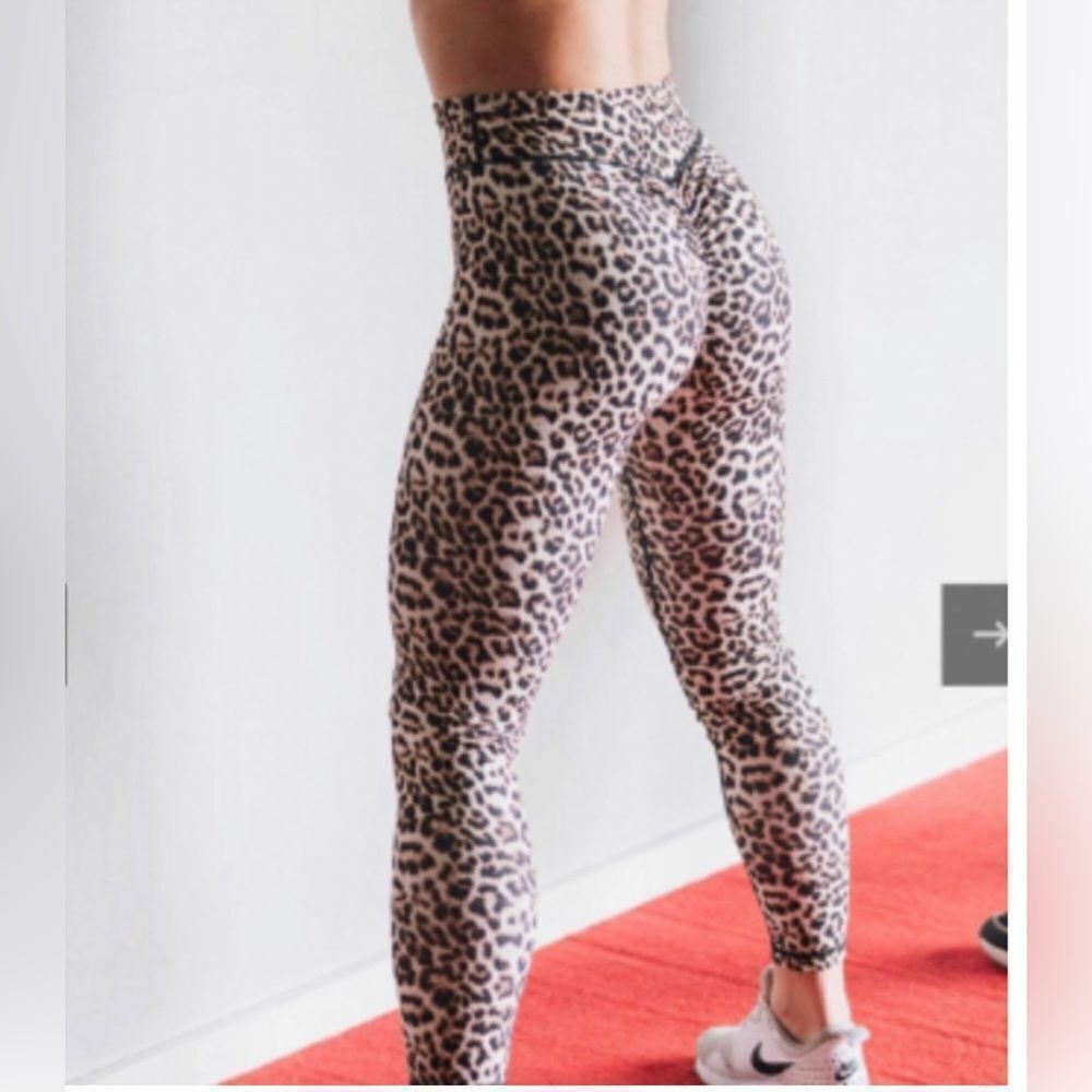 ZYIA Active Wear Leopard Print Scrunch Butt 7/8 legging Size 4